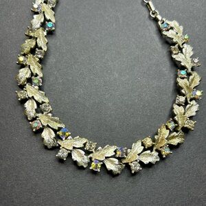 Vintage Lisner Silver Tone adjustable Leaf Necklace Aurora Borealis gemstones.